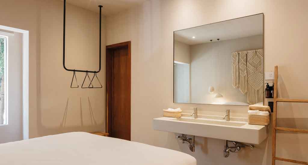 Grote badkamer met spiegel in Casa Pancha Mexico City