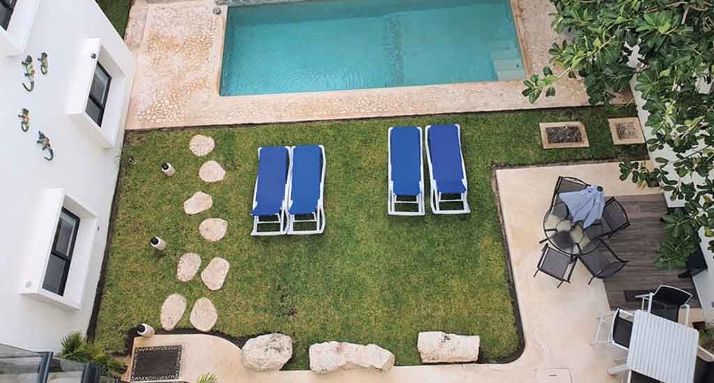 Overzicht van het zwembad en de eethoek in de openlucht in Viento Suites in Cancun