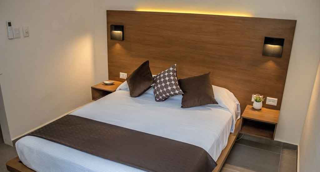 Moderne stijl met neutraal gekleurde slaapkamer in Viento Suites Cancun