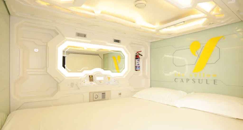 Futuristisch met helder verlichte pod-stijl slaapkamer in Yellow Capsule in Cancun