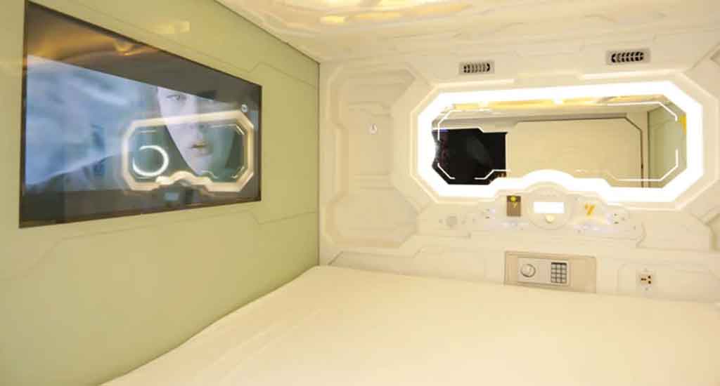 Breedbeeldtelevisie in Yellow Capsule kamer in Cancun