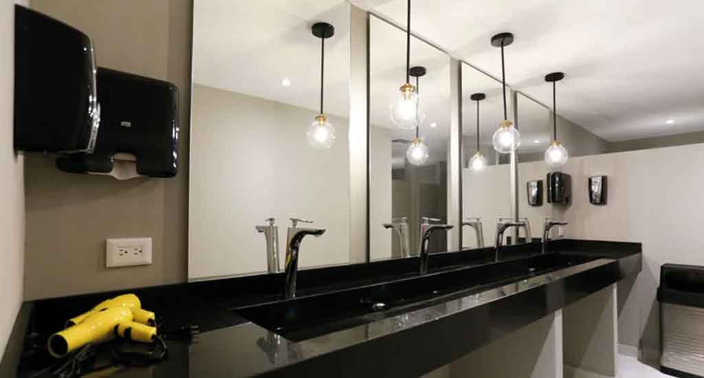 Moderne badkamer in Yellow Capsule met alle voorzieningen in Cancun
