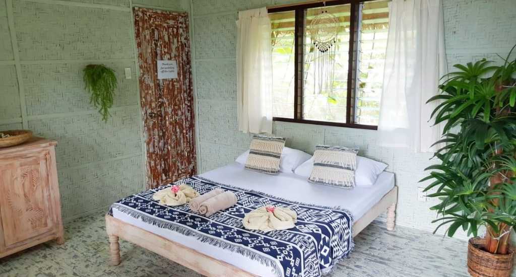 Slaapkamer met nautisch thema in Cliff bedroom Siquijor