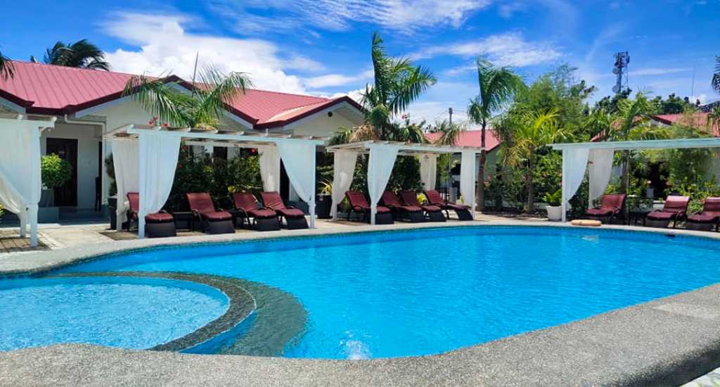 Pool with jacuzzi in Garden Village resort in Moalboal