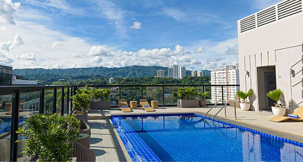 Zwembad op het dak met uitzicht op de bergen in Seda Central Bloc Cebu City Cebu