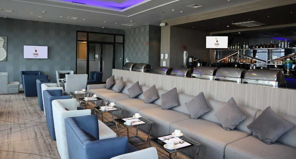 Moderne eetkamer met bar in Seda Central Bloc Cebu City