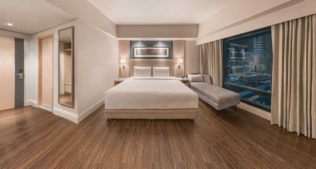 Moderne enorme tweepersoonsbed slaapkamer in Seda Central Bloc Cebu City